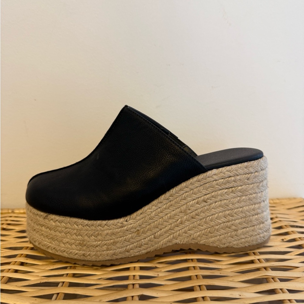 Leather clogs